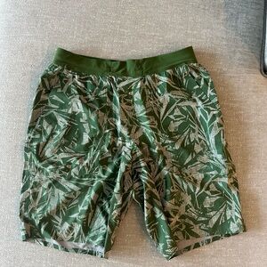 Lululemon Mens Green Floral Unlined T.H.E Short 7” Size M Stretch Gym Workout